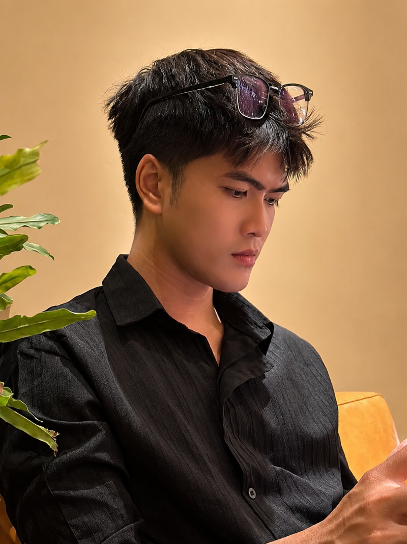 Stylist Hiệp Hồ đang tỉ mỉ đo đạc và cắt tạo dáng thiết kế phom tóc cho khách hàng